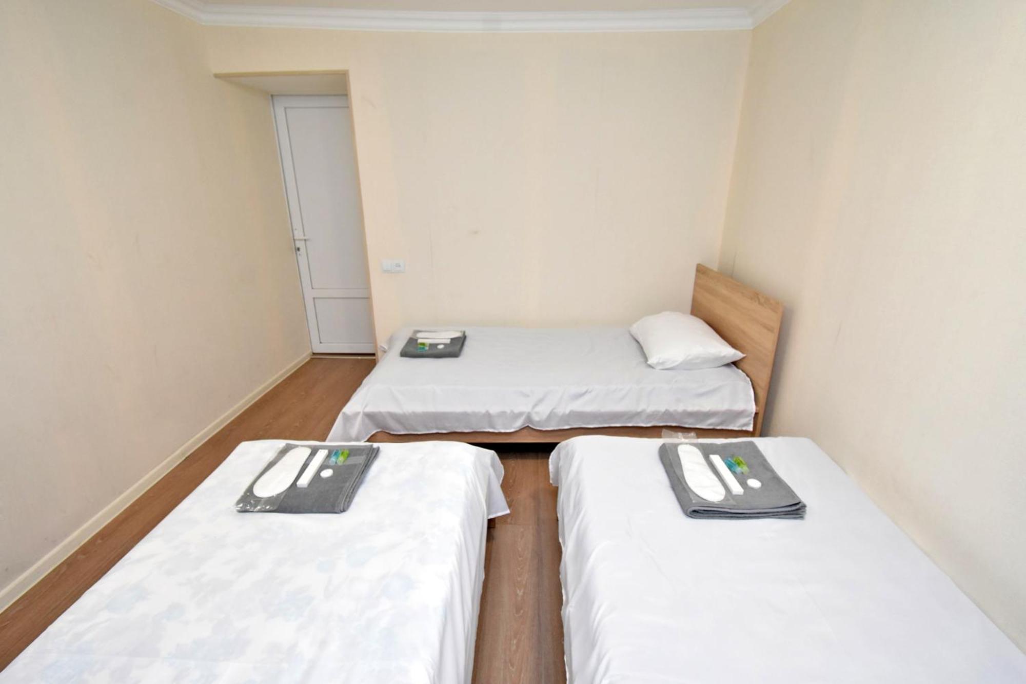 Aaaa Hotel Jerevan Buitenkant foto