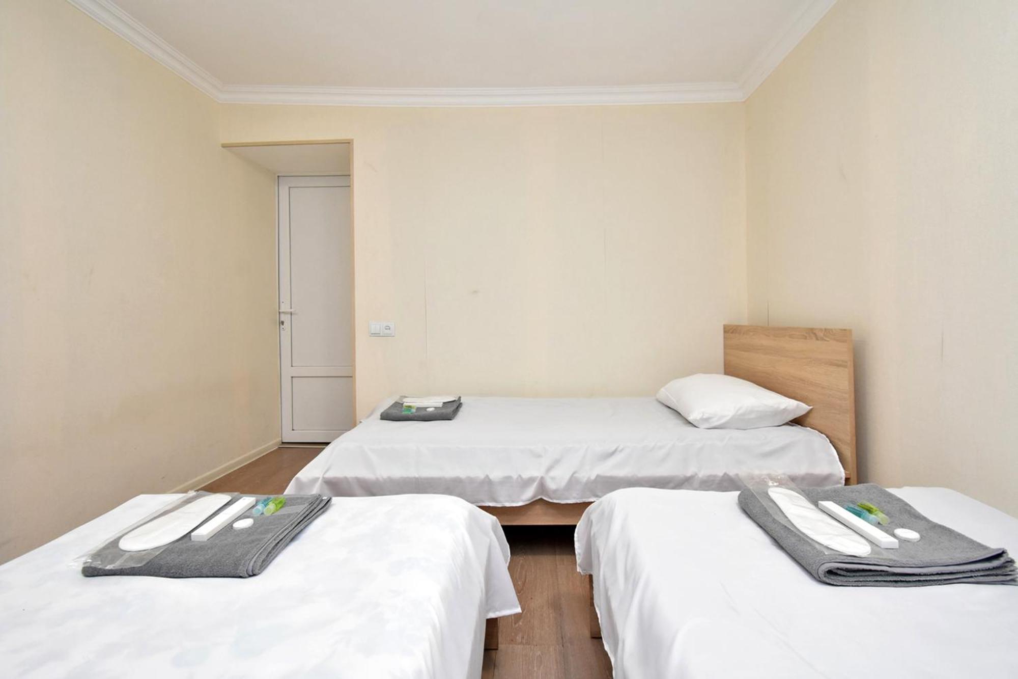 Aaaa Hotel Jerevan Buitenkant foto